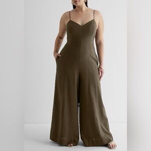 NWT Express NEW Linen-Blend V-
Neck Wide Leg Jumpsuit, size Small